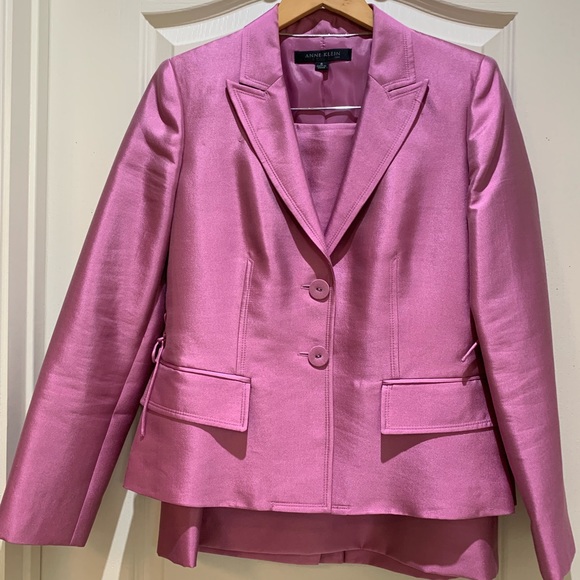 Ladies Suit - Picture 2 of 3